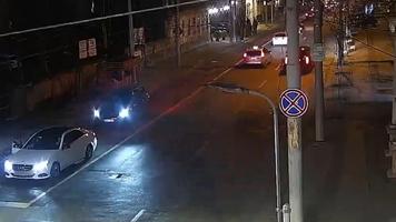 (VIDEO) Șmecher cu Mercedes, în inima Chișinăului. A vrut prioritate în trafic, iar acum riscǎ sǎ rǎmânǎ fǎrǎ permis