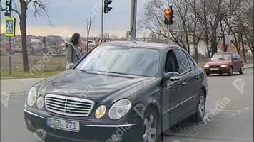 NO COMMENT (VIDEO) Accident evitat la limită pe o stradă din Chișinău. Momentul în care o femeie a fost la un pas de a fispulberată de un teribilist cu Mercedes