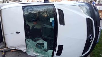 (FOTO) Microbuz marfar, răsturnat de un automobil în inima Chișinăului