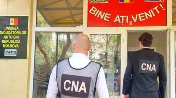 Percheziții CNA, la Strășeni. Ar fi cerut mii de euro pentru perfectarea unui permis de conducere categoria „C”