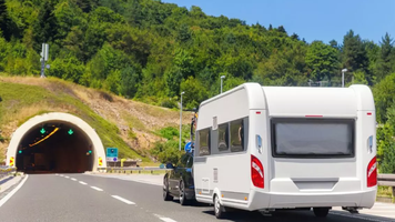 Un șofer de camper și-a uitat soția, în halat și papuci, pe marginea drumului și nu și-a dat seama decât după două ore