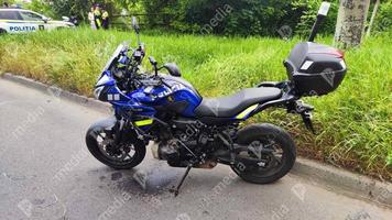 (FOTO) Accident cu implicarea unei motociclete a poliției pe o stradă din Chișinău