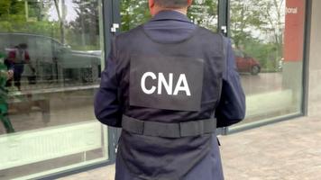 Vameș și un broker vamal încătușați, în urma unor percheziții CNA