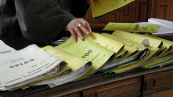 9 persoane din Edineț - pe banca acuzaților pentru corupere electorală. Au promis votanților până la 10000 ruble