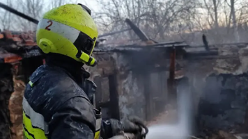 Un bărbat țintuit la pat, salvat de pompieri dintr-un incendiu