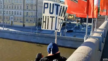 (VIDEO) Protest rar lângă Kremlin: A afișat mesajul „Putin Hitler” și a sărit de pe pod