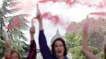 (VIDEO) Fum roz la Vatican. Activiste cer includerea femeilor în Conclav