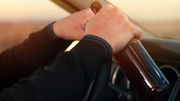 750 de euro pentru a scăpa de răspundere! Un șofer beat a încercat să corupă polițiștii de patrulare