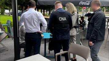 Percheziții CNA, la terasa unui local din Chișinău. Au reținut un „afacerist” cu permise de conducere