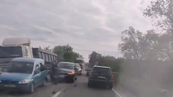 Carambol pe șoseaua Balcani: O Skoda a ajuns într-un Opel, după ce a fost lovită de un autocamion