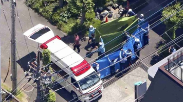 Cinci angajaţi răniţi în Şcoala elementară Tachikawa Daisan, la Tokyo, de către doi bărbaţi care au intrat pe fereastră. Cei doi au fost arestaţi
