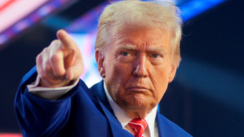 Donald Trump îl atacă pe președintele Rezervei Federale. „Un imbecil care nu ştie nimic”