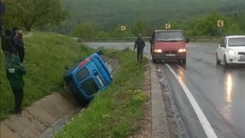 Un automobil s-a răsturnat într-un canal de scurgere a apei, la Orhei