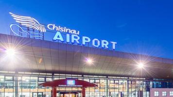 Pasagerul unei aeronave de pe cursa „Londra-Chișinău”, condamnat pentru că i-a amenințat cu bătaia pe călători și însoțitorii de bord