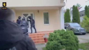 (VIDEO) Haker străin, aflat în căutare internațională, reținut de INI și mascați în R. Moldova