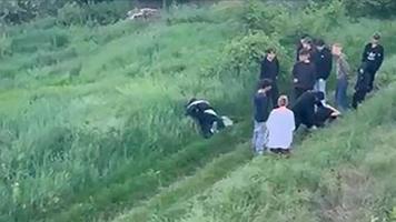 (VIDEO) Reglări de conturi cu pumnii între un grup de minori pe malul Nistrului, la Bender