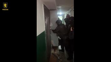 (VIDEO) Grupare specializată în comercializarea drogurilor de tip PVP, anihilată de INI. Unul dintre dealeri s-a baricadat în apartament