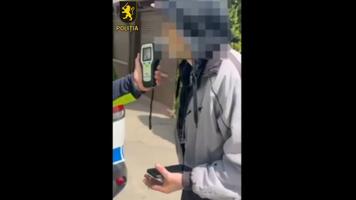 (VIDEO) Șofer în stare de ebrietate la volan, reținut de oamenii legii pe o stradă din Durlești