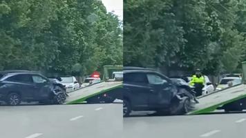 (VIDEO) Accident în Chișinău. O mașină s-a bușit într-un gard, după ce șoferul și-a pierdut cunoștința
