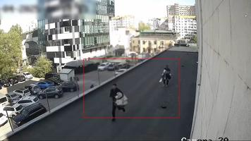 (VIDEO) „Shopping în afara legii” în Chișinău. Tineri încătușați, după ce au furat haine de zeci de mii de lei