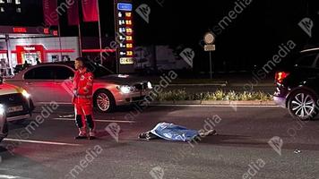 (FOTO) Femeie lovită mortal de un automobil pe o stradă din Chișinău
