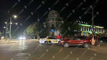 (FOTO) Accident nocturn, cu implicarea unui taximetru, în inima Chișinăului