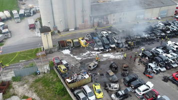 (VIDEO) 55 de mașini au ars în curtea unui centru de reciclare din Austria