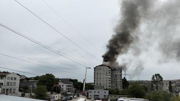 (VIDEO) Mansarda unui bloc de locuit, cuprinsă de flăcări, la Durlești