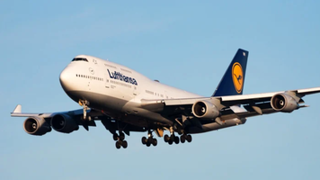 Un avion a zburat timp de 10 minute fără pilot. Comandantul era la baie, iar copilotul leșinase