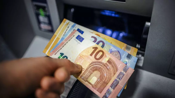 Un bărbat a băgat 3.000 de euro într-un bancomat, iar aparatul i-a confiscat pe loc: „Nimeni nu avea acces”