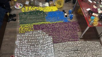 (VIDEO) Droguri în valoare de peste 2,5 milioane lei, depistate de polițiști. Trei persoane - reținute