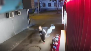 (VIDEO) Pensionar jefuit într-o stație de așteptare, în Capitală