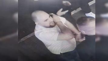 (VIDEO) Cu poliția pe urmele sale, după ce a furat un lănțișor de sute de mii de lei de la un local din sectorul Rîșcani