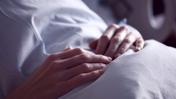 Rudele unei gravide acuză doctorii că nu i-ar fi acordat ajutor 48 de ore, după ce a murit fătul. Femeia, în reanimare