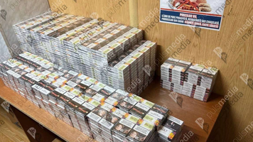 (FOTO) Sute de pachete de țigǎri depistate de INI în trenul Chișinǎu-Socola, dupǎ ce a fost verificat de vameși la Ungheni. Doi angajați CFM, reținuți
