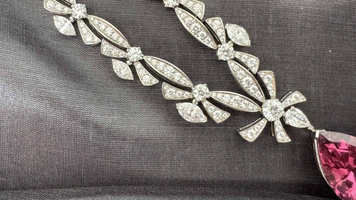 (FOTO) Colier din platină și diamante de circa 140 mii dolari, găsit în bagajul unui moldovean la granița cu Belarus