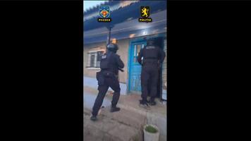 (VIDEO) Droguri în valoare de jumătate de milion de lei, depistate de INI, la Cahul. Trei „dealeri” luați pe sus de mascați