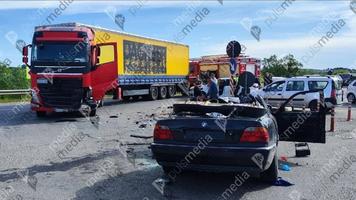 (FOTO) BMW transformat într-un morman de fiare contorsionate, după impactul cu un TIR, la Ciorescu
