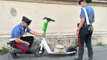 Turist fugărit de poliție după ce a furat o coloană romană de 30 kg, pe care a cărat-o cu trotineta electrică