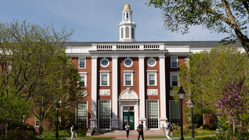 SUA: Un judecător suspendă decizia lui Trump de a bloca înscrierea studenților străini la Harvard