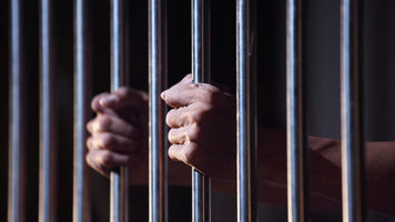 Un bărbat și-a înjunghiat concubina în spate. Câți ani va sta după gratii
