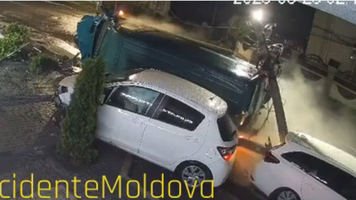 (VIDEO) Accident în Chișinău: Momentul în care două mașini se ciocnesc, iar un pilon cade peste o Toyota