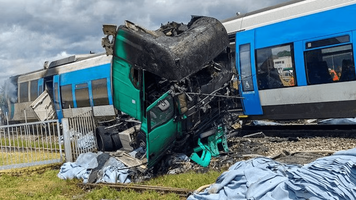 Tren și camion cuprinse de flăcări după un impact devastator în Austria. Mai mulți răniți