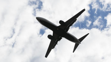 Panică la înălțime, în SUA: un pasager a încercat să deschidă uşile avionului în timpul zborului. Piloții au deviat cursa