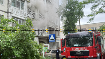 (VIDEO) Contoarele electrice dintr-un bloc de locuit au luat foc: „Etajele de sus, nimeni nu iese. Rămâneți la ferestre”