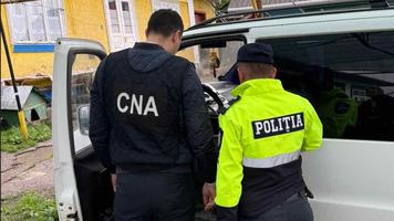 Percheziții CNA la IP Drochia. Doi polițiști încătușați