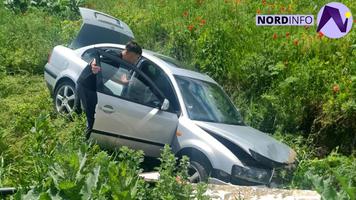 (VIDEO) Un șofer „a plonjat” cu mașina într-un șanț, la Sîngerei