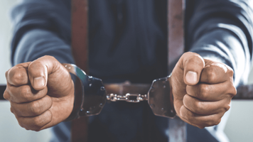 Au comis un jaf violent la Șoldănești. Doi falși polițiști își vor petrece următorii 13 ani după gratii