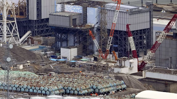 Premierul Japoniei plantează în sol radioactiv din Fukushima pentru a demonstra că nu mai este periculos