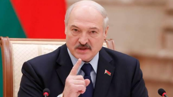 Lukașenko îi îndeamnă pe fermierii din Belarus să cultive mai mulți cartofi pentru a putea hrăni Rusia
